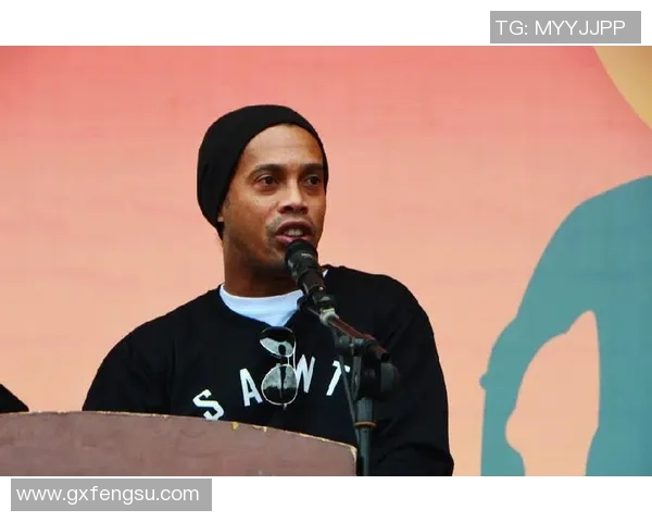 《从街头少年到世界足球之巅,天才球星的传奇人生》 《从街头少年到世界足球之巅,天才球星的传奇人生》